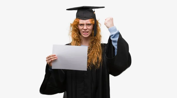 Unga Rödhårig Kvinna Som Bär Graduate Enhetliga Innehav Grad Irriterad — Stockfoto