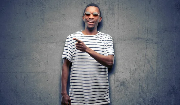 Hombre Negro Africano Con Gafas Sol Apuntando Hacia Lado Con — Foto de Stock