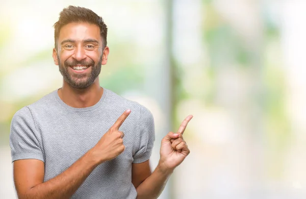 Homem Hispânico Adulto Sobre Fundo Isolado Sorrindo Olhando Para Câmera — Fotografia de Stock