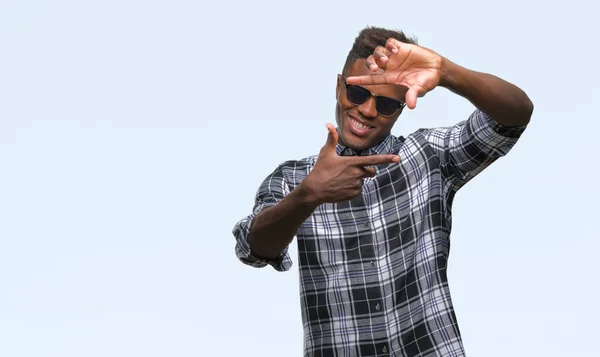 Hombre Afroamericano Joven Con Gafas Sol Sobre Fondo Aislado Sonriendo — Foto de Stock