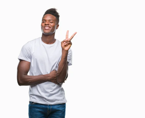 Młody Człowiek African American Białym Tle Uśmiechnięty Szczęśliwy Twarz Mrugając — Zdjęcie stockowe