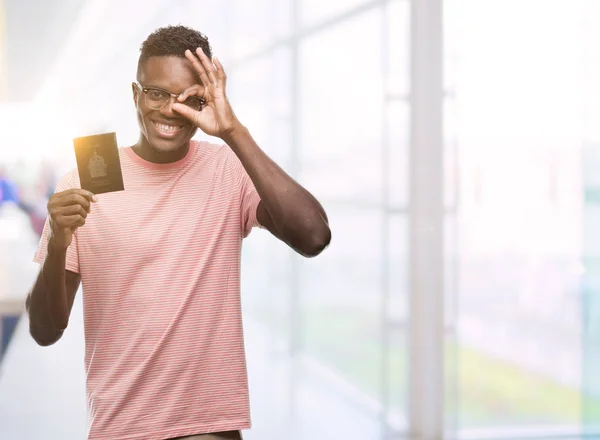 Jeune Homme Afro Américain Tenant Passeport Canadien Avec Visage Heureux — Photo