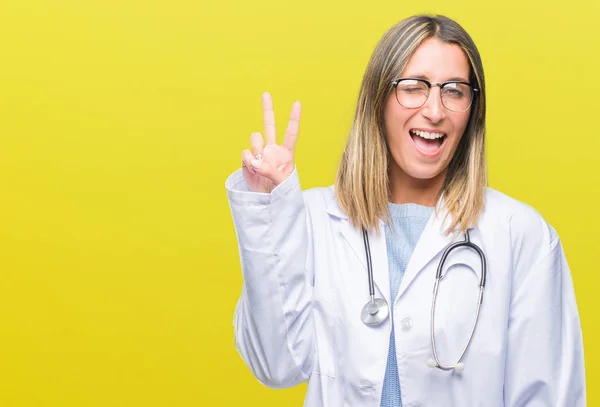 Joven Hermosa Médico Mujer Auriculares Sobre Fondo Aislado Sonriendo Con —  Fotos de Stock