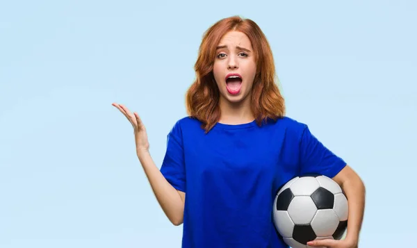 Junge Schöne Frau Über Isoliertem Hintergrund Mit Fußballball Sehr Glücklich — Stockfoto