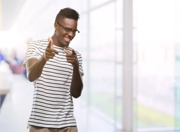 Unga Afroamerikanska Mannen Bär Glasögon Och Marinblå Shirt Pekande Fingrar — Stockfoto