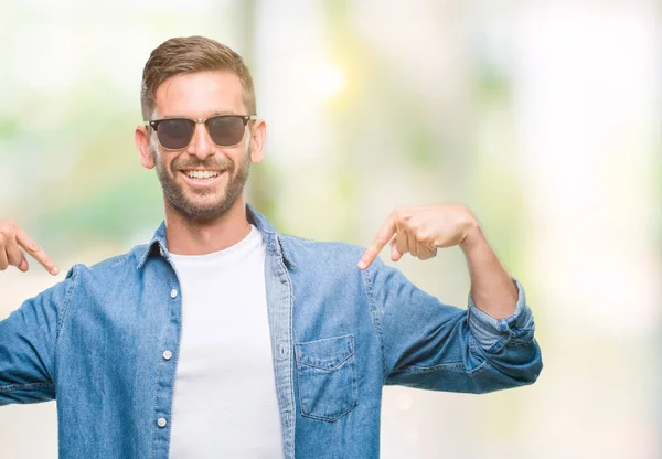 Jeune Bel Homme Portant Des Lunettes Soleil Sur Fond Isolé — Photo