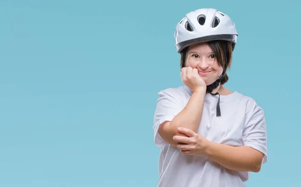 Jonge Volwassen Wielrenner Vrouw Met Downsyndroom Dragen Van Veiligheidshelm Geïsoleerde — Stockfoto