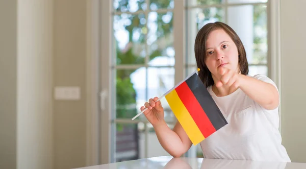 Femme Trisomique Maison Tenant Drapeau Allemagne Pointant Doigt Vers Caméra — Photo