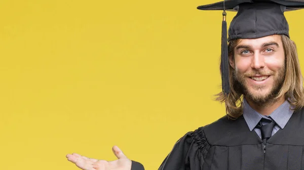 Jovem Bonito Graduado Homem Com Cabelos Longos Sobre Fundo Isolado — Fotografia de Stock