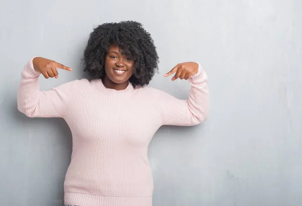 Jovem Afro Americana Size Mulher Sobre Parede Grunge Cinza Vestindo — Fotografia de Stock