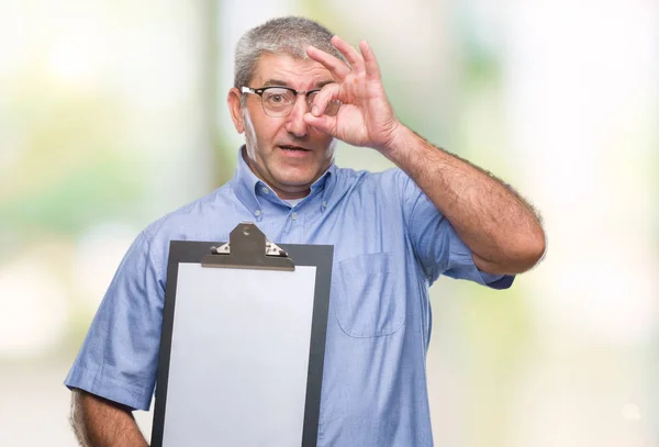 Guapo Inspector Senior Hombre Sujetando Portapapeles Sobre Fondo Aislado Con —  Fotos de Stock