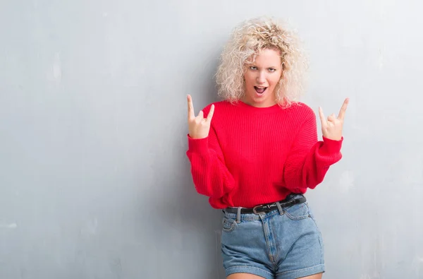 Mujer Rubia Joven Con Pelo Rizado Sobre Fondo Gris Grunge —  Fotos de Stock