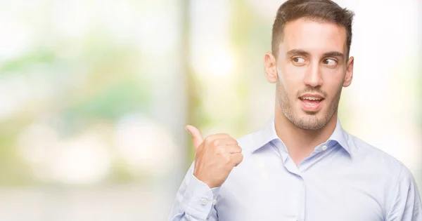 Schöner Junger Geschäftsmann Lächelt Mit Glücklichem Gesicht Und Zeigt Mit — Stockfoto