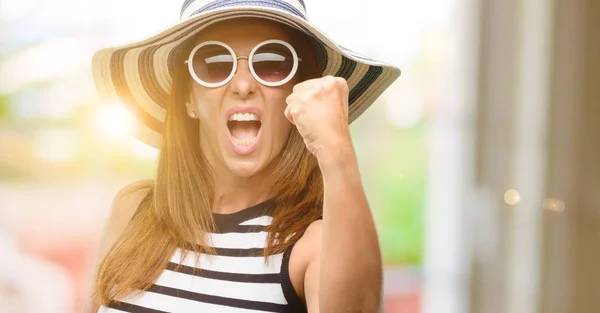 Mujer Fresca Mediana Edad Con Sombrero Verano Gafas Sol Irritado —  Fotos de Stock