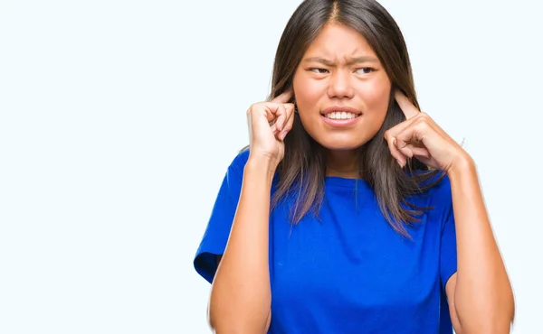 Junge Asiatische Frau Über Isoliertem Hintergrund Die Ohren Mit Fingern — Stockfoto