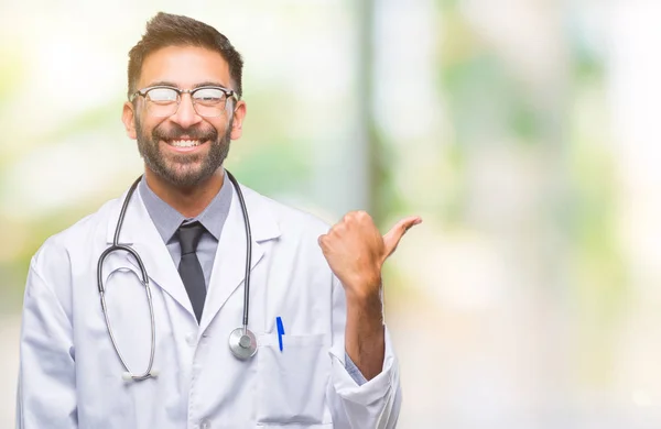 Adulto Hispânico Médico Homem Sobre Fundo Isolado Sorrindo Com Rosto — Fotografia de Stock