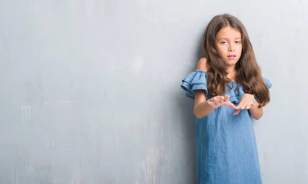 グランジの灰色の壁を越えて若いヒスパニックの子供うんざりする表現で 不快と恐ろしいので嫌悪顔をやって嫌悪反応 手で発生します 迷惑な概念 — ストック写真