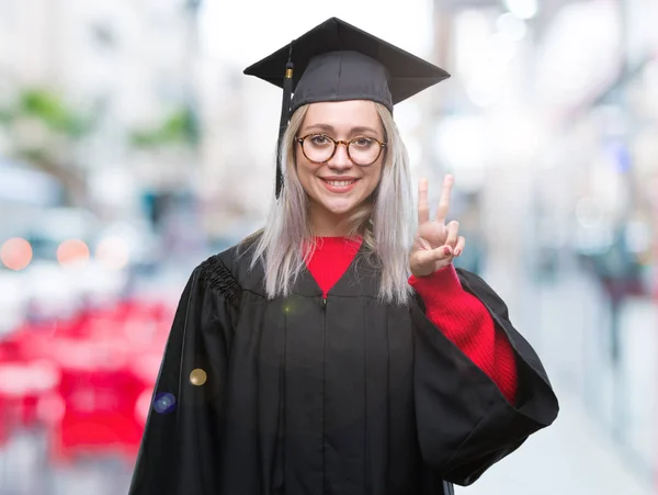 Unga Blonda Kvinnan Bär Graduate Uniform Över Isolerade Bakgrund Visar — Stockfoto