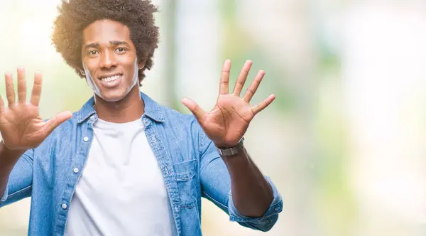 Afro Americký Muž Izolované Pozadí Zobrazení Ukázal Prsty Desítka Zatímco — Stock fotografie