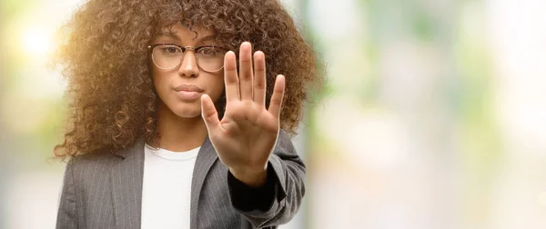 Mujer Negocios Afroamericana Usando Gafas Haciendo Dejar Cantar Con Palma — Foto de Stock