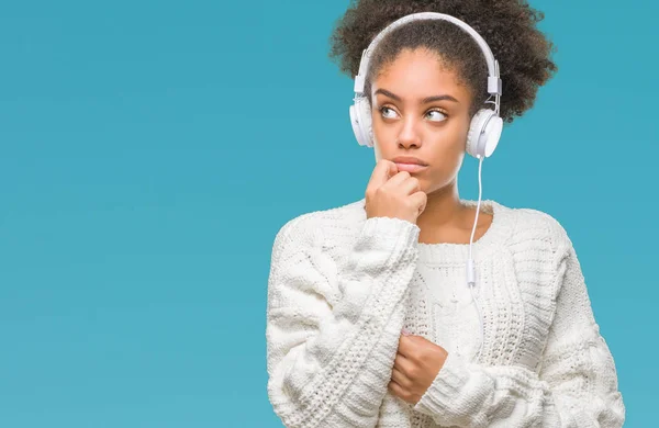 Jonge Afro Amerikaanse Vrouw Hoofdtelefoon Dragen Geïsoleerde Achtergrond Ernstige Gezicht — Stockfoto