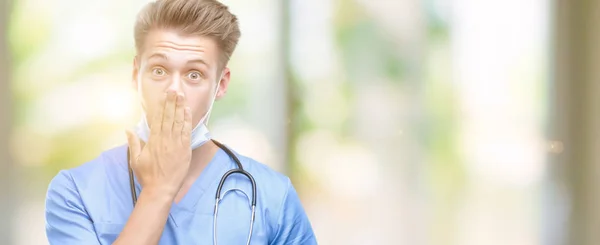 Ung Vacker Blond Läkare Täcker Munnen Med Handen Chockade Med — Stockfoto