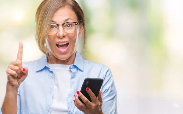 Mulher Sênior Meia Idade Enviando Mensagem Usando Smartphone Sobre Fundo — Fotografia de Stock