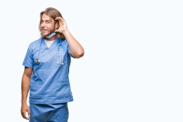 Joven Médico Guapo Con Pelo Largo Sobre Fondo Aislado Sonriendo — Foto de Stock