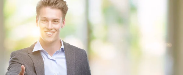 Jovem Homem Negócios Loiro Bonito Sorrindo Amigável Oferecendo Aperto Mão — Fotografia de Stock