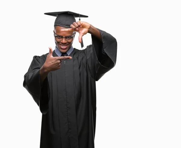 年轻毕业的非洲裔美国人在孤立的背景下微笑着制作框架与手和手指与快乐的脸 创意与摄影理念 — 图库照片