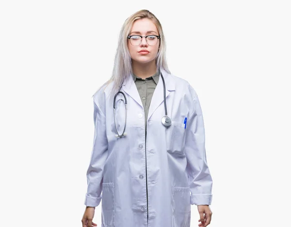 Joven Doctora Rubia Sobre Fondo Aislado Con Expresión Seria Cara — Foto de Stock