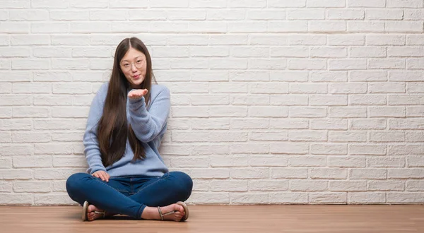 Jonge Chinese Vrouw Zittend Vloer Bakstenen Muur Kijken Naar Camera — Stockfoto