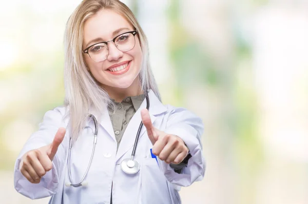 Młoda Blondynka Lekarz Kobieta Białym Tle Zatwierdzające Robi Pozytywny Gest — Zdjęcie stockowe