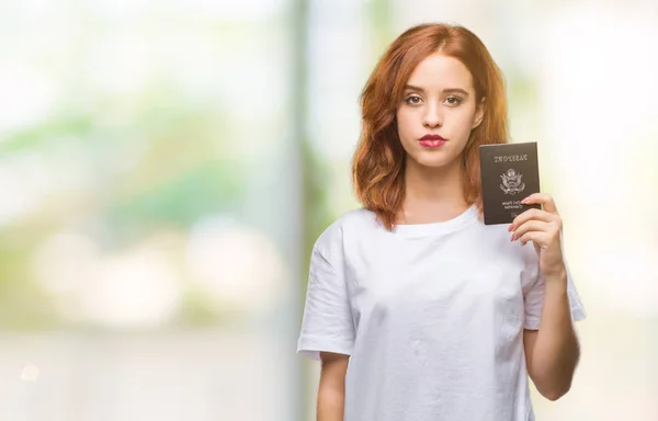 Jovem Bela Mulher Segurando Passaporte Estados Unidos América Sobre Fundo — Fotografia de Stock
