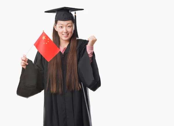 Joven Mujer China Con Uniforme Graduado Sosteniendo Bandera China Gritando —  Fotos de Stock
