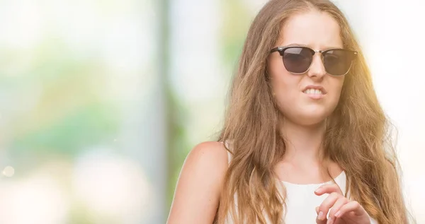 Mujer Rubia Joven Con Gafas Sol Expresión Disgustada Disgustada Temerosa —  Fotos de Stock