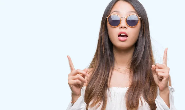 Jeune Femme Asiatique Portant Des Lunettes Soleil Sur Fond Isolé — Photo