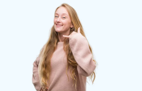 笑みを浮かべてピンクのセーターを着ている金髪の 代女性の手と電話で話しているように指で電話のジェスチャーを行います 通信の概念 — ストック写真