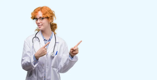 Jeune Femme Rousse Portant Uniforme Médecin Souriant Regardant Caméra Pointant — Photo