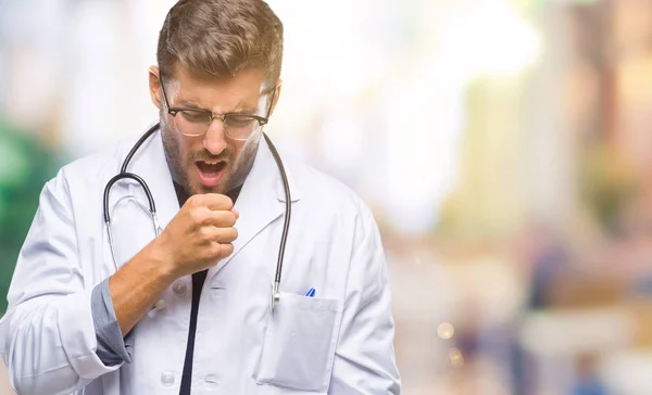 Joven Hombre Médico Guapo Sobre Fondo Aislado Sensación Malestar Tos — Foto de Stock