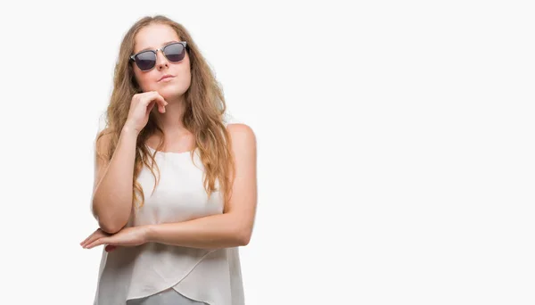 Unga Blonda Kvinnan Bär Solglasögon Med Hand Hakan Funderar Frågan — Stockfoto