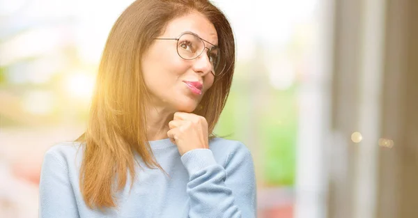 Mujer Mediana Edad Que Usa Suéter Lana Gafas Frescas Pensando — Foto de Stock