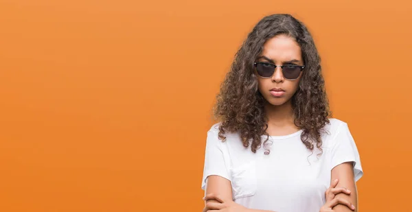 Mulher Hispânica Jovem Usando Óculos Sol Cético Nervoso Desaprovando Expressão — Fotografia de Stock