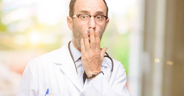 Doktor Starší Muž Lékařské Profesionální Kryty Ústa Šoku Vypadá Plachý — Stock fotografie