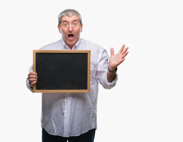 Schöner Älterer Lehrer Mit Tafel Vor Isoliertem Hintergrund Sehr Glücklich — Stockfoto