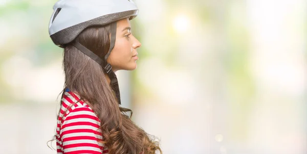 Молодая Арабская Велосипедистка Женщина Защитном Шлеме Изолированном Фоне Глядя Сторону — стоковое фото