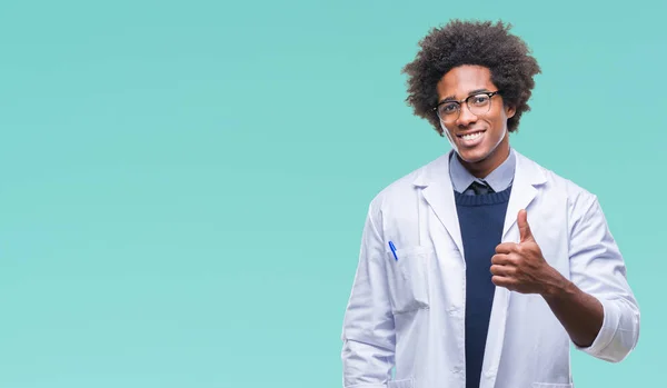 美国黑人医生科学家的人在孤立的背景下做快乐的拇指手势与手 批准表达式看相机与显示成功 — 图库照片