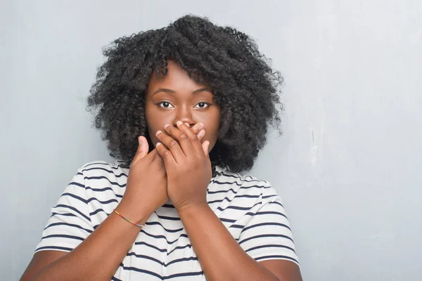 Young African American Size Woman Grey Grunge Wall Shocked Covering — Stock Photo, Image