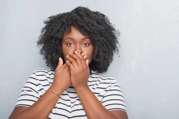 Joven Afroamericano Más Tamaño Mujer Sobre Gris Grunge Pared Impactado — Foto de Stock