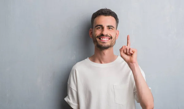 Joven Hombre Adulto Pie Sobre Pared Grunge Gris Sorprendido Con — Foto de Stock